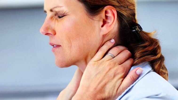 El dolor de espalda en el cuello es un síndrome reflejo de la osteocondrosis cervical. 