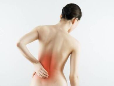 Dolor de espalda en la región lumbar de una mujer. 
