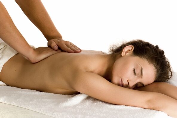 El masaje puede ayudar a aliviar el dolor de espalda en la región lumbar