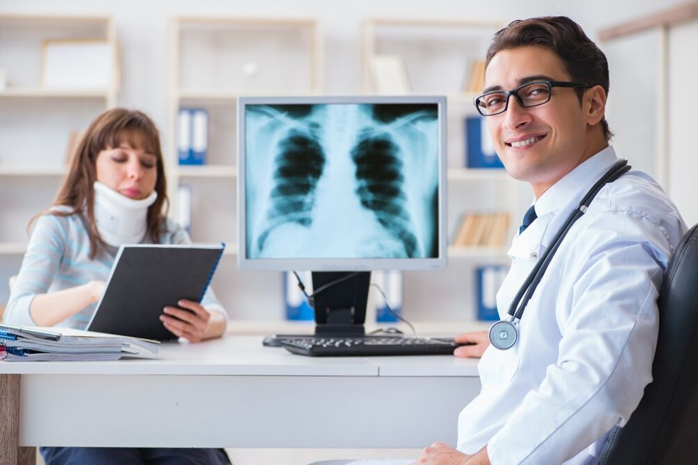 Paciente con osteocondrosis cervical en el médico
